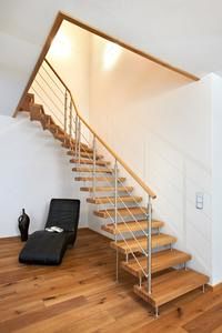 Freitragende Kenngott-Treppe, Stufen, Handlauf