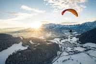 Paraglider vor winterlicher Berglandschaft, Tourismusverband Werfenweng