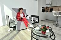 Frau in Wohnzimmer mit Multifunktionscouch, Smart House