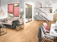 Wohnraum mit rosa Akzenten und massivem Holzboden, Osmo