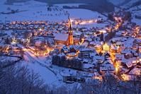schneebedeckter Ort mit stimmungsvollen Lichtern, Mittlerer Schwarzwald
