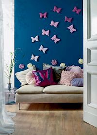 Sofa vor Wand mit Schmetterlingen, Saarpor, Decosa